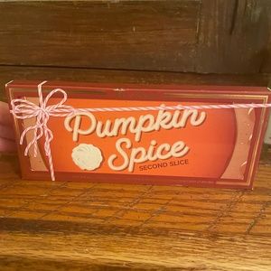 - NEW Too Faced Pumpkin Spice eyeshadow palette